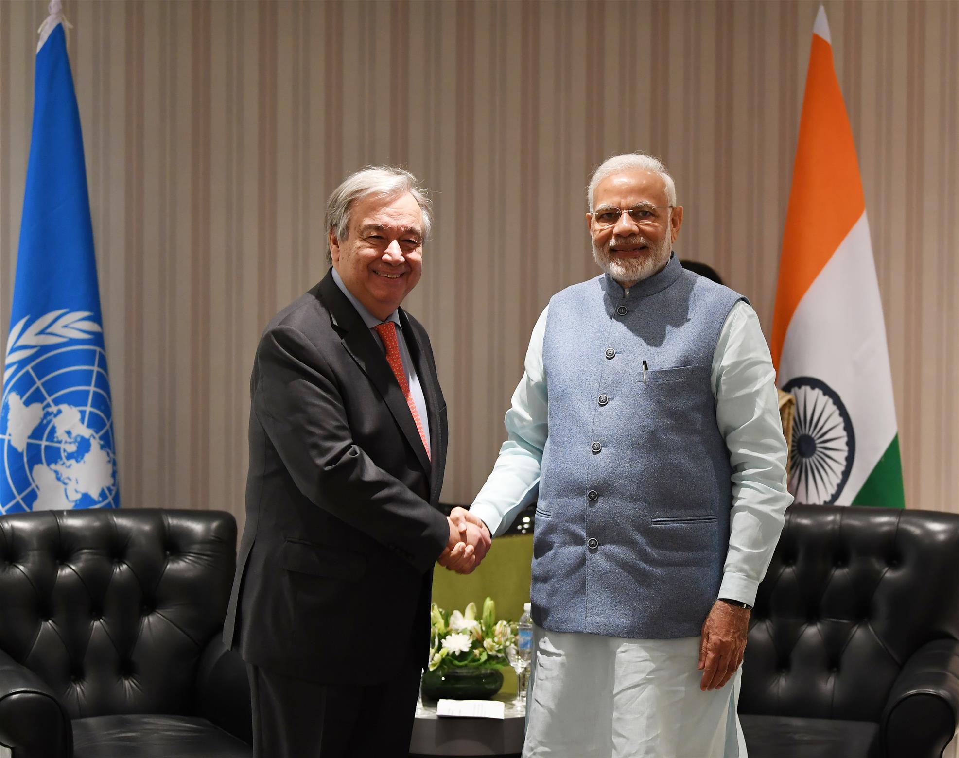 प्रधानमंत्री श्री नरेन्द्र मोदी 29 नवंबर, 2018 को अर्जेन्टीना के ब्यूनस आयर्स में जी-20 शिखर सम्मेलन के इतर संयुक्त राष्ट्र के महासचिव श्री एंटोनियो गुटेरेस से मुलाकात करते हुए। :Prime Minister