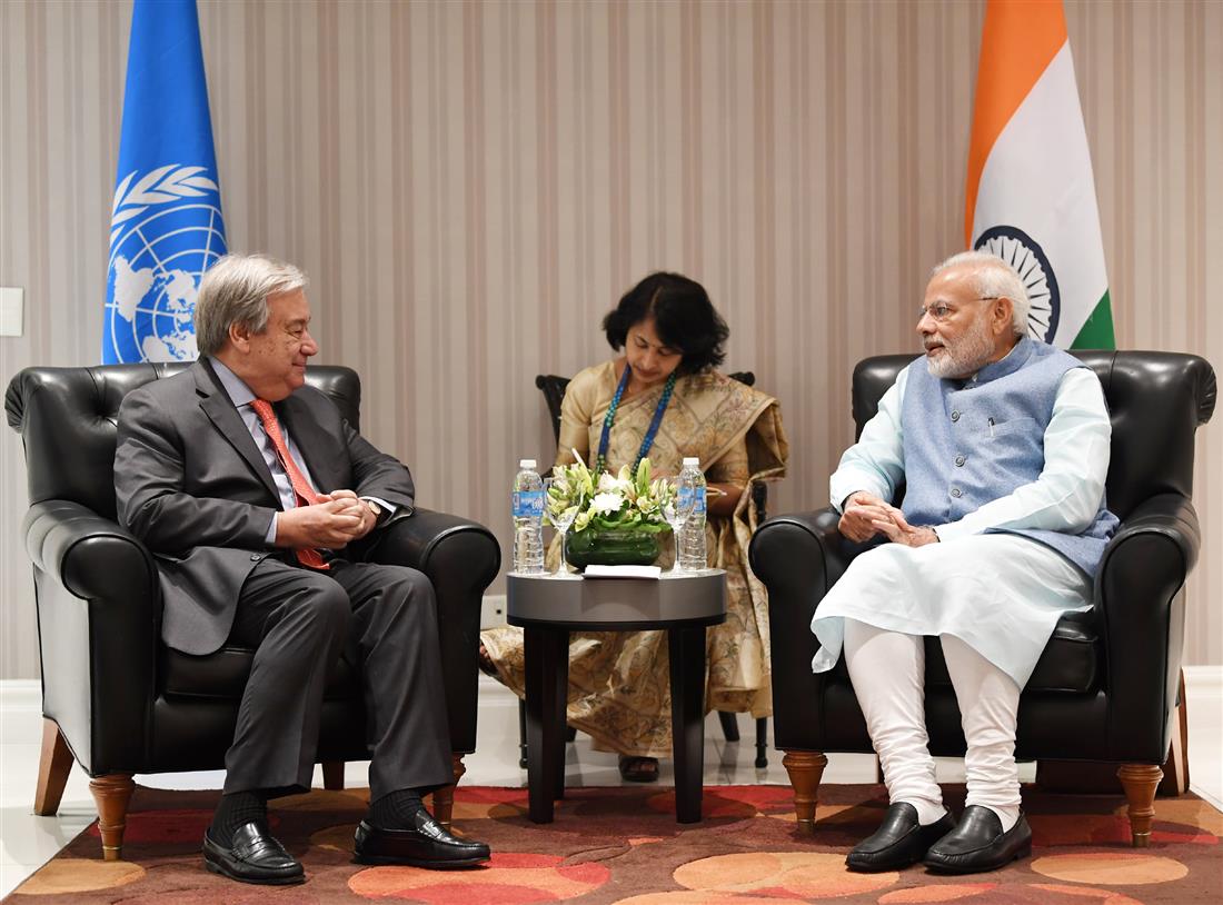 प्रधानमंत्री श्री नरेन्द्र मोदी 29 नवंबर, 2018 को अर्जेन्टीना के ब्यूनस आयर्स में जी-20 शिखर सम्मेलन के इतर संयुक्त राष्ट्र के महासचिव श्री एंटोनियो गुटेरेस से मुलाकात करते हुए। :Prime Minister