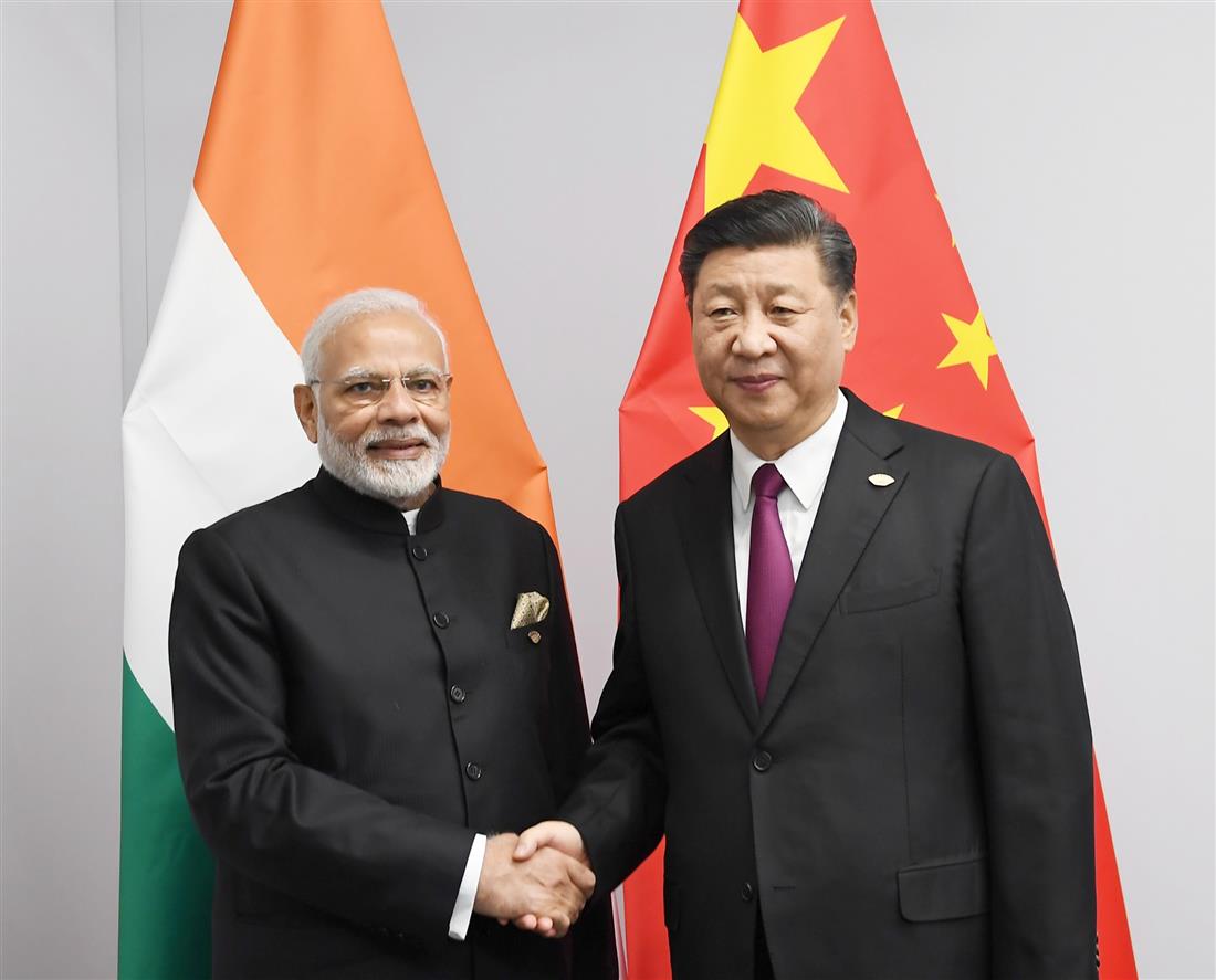  प्रधानमंत्री श्री नरेंद्र मोदी 30 नवंबर, 2018 को ब्यूनस आयर्स, अर्जेंटीना में 13 वें जी -20 शिखर सम्मेलन के दौरान चीन  गणराज्य के राष्ट्रपति श्री शी जिनपिंग के  साथ मुलाकात करते हुए।:Prime Minister