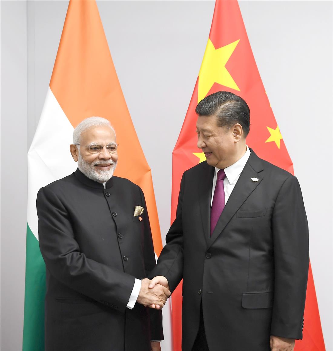  प्रधानमंत्री श्री नरेंद्र मोदी 30 नवंबर, 2018 को ब्यूनस आयर्स, अर्जेंटीना में 13 वें जी -20 शिखर सम्मेलन के दौरान चीन  गणराज्य के राष्ट्रपति श्री शी जिनपिंग के  साथ मुलाकात करते हुए।:Prime Minister