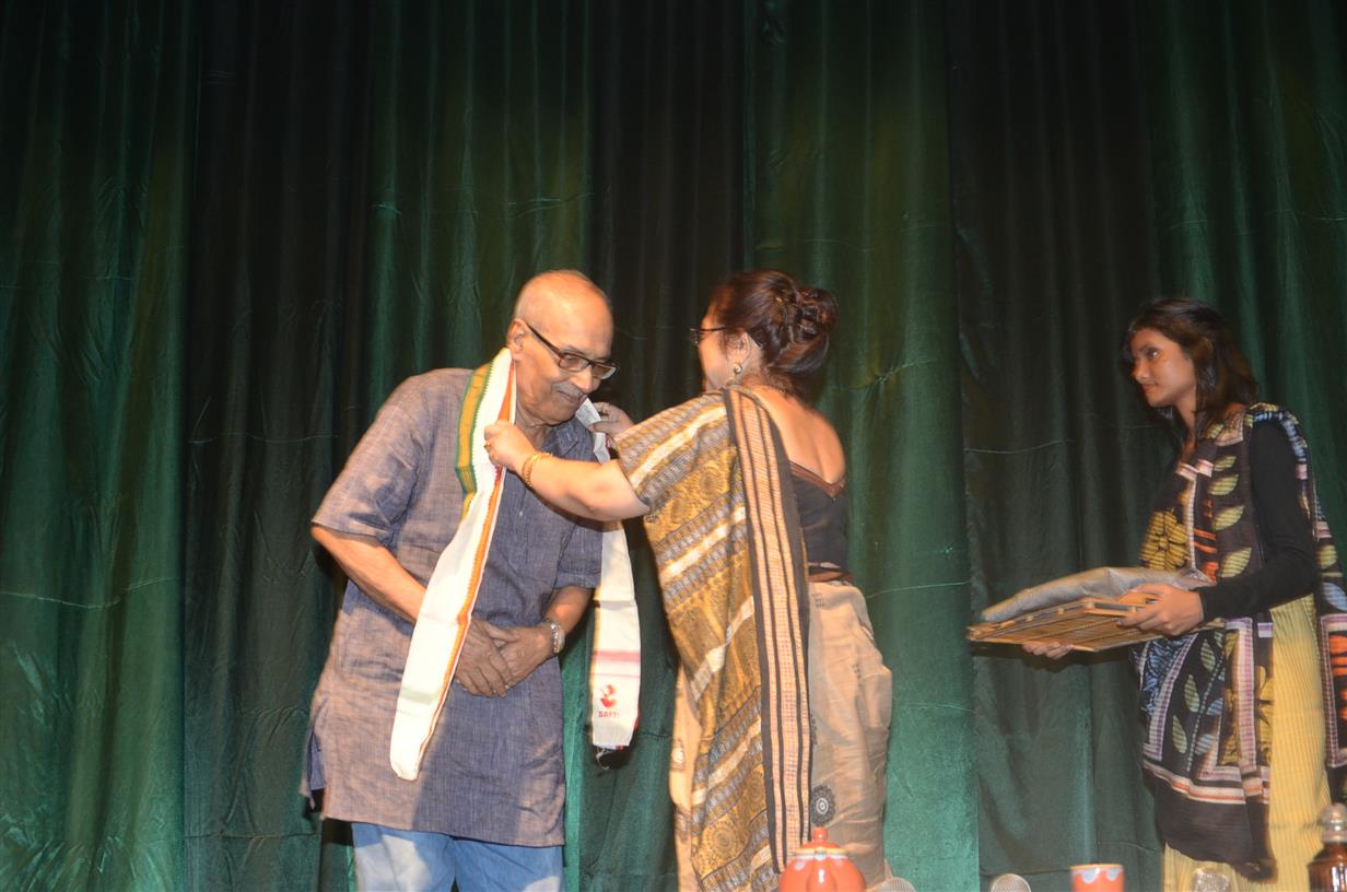 Eminent Bengali writer Shri Shirshendu Mukhopadhyay felicitated by Dr. Debamitra Mitra, Director, SRFTI, as a part of its three-day programme – ‘Theatre on Screen’ presenting vignettes from the glorious history of Bengali Theatre on August 9, 2019. A film on theatre doyen Utpal Dutt was screened as an opening film of the programme. The film is directed by renowned film director Goutam Ghose.