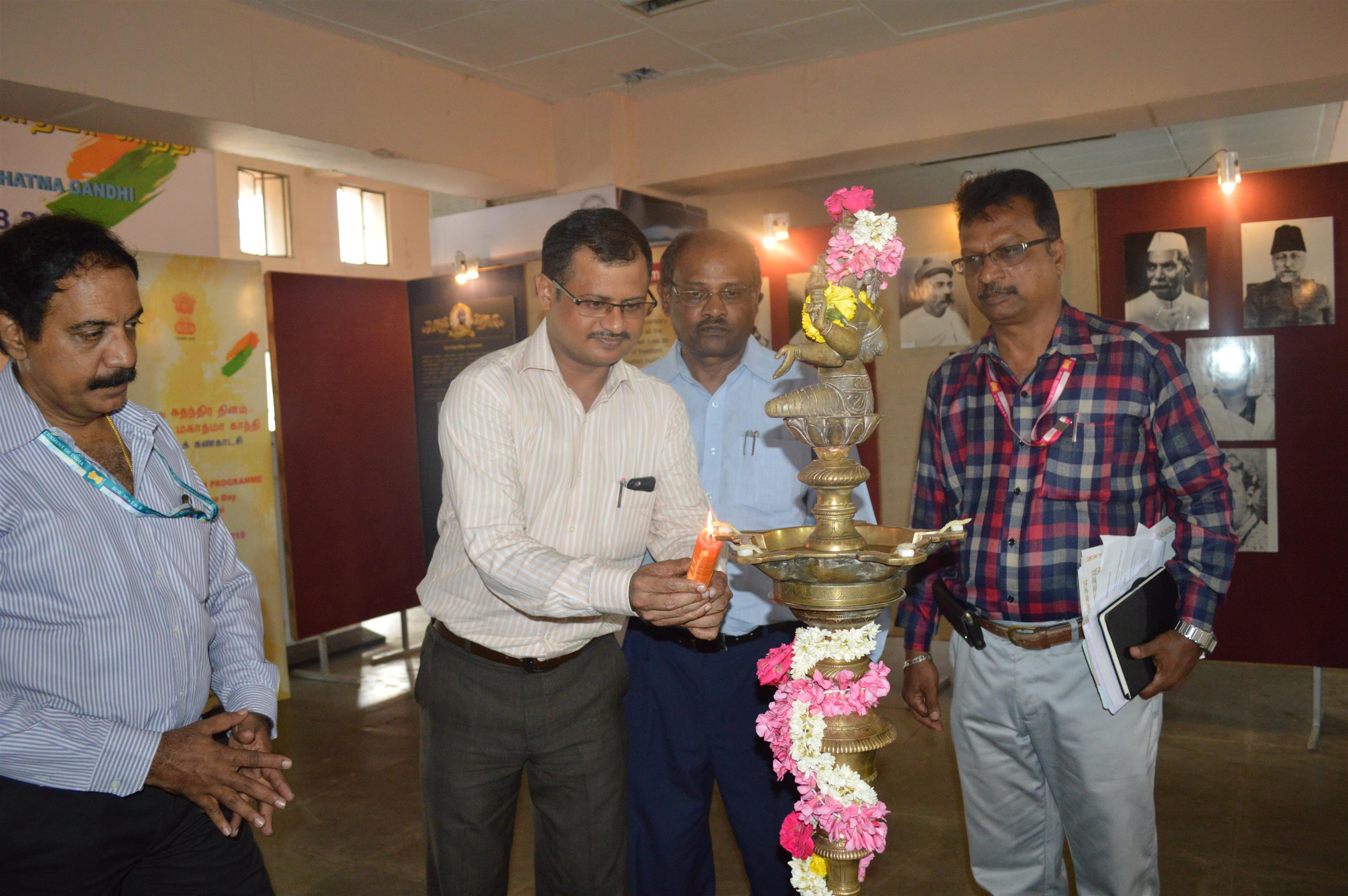 Shri. P.K. Ashok Babu, IFS, Regional Passport Officer inaugurating the Exhibition and Special awareness camp on 150th Birth Anniversary of Mahatma Gandhi, 73rd Independence Day and Quit India Movement organized by the Regional Outreach Bureau, Ministry of Information & Broadcasting in Thiruvanmiyur Railway Station, Chennai today (13.08.2019). Shri. E. Mariappan, IIS, Additional Director General, Press Information Bureau & Regional Outreach Bureau is also seen. 