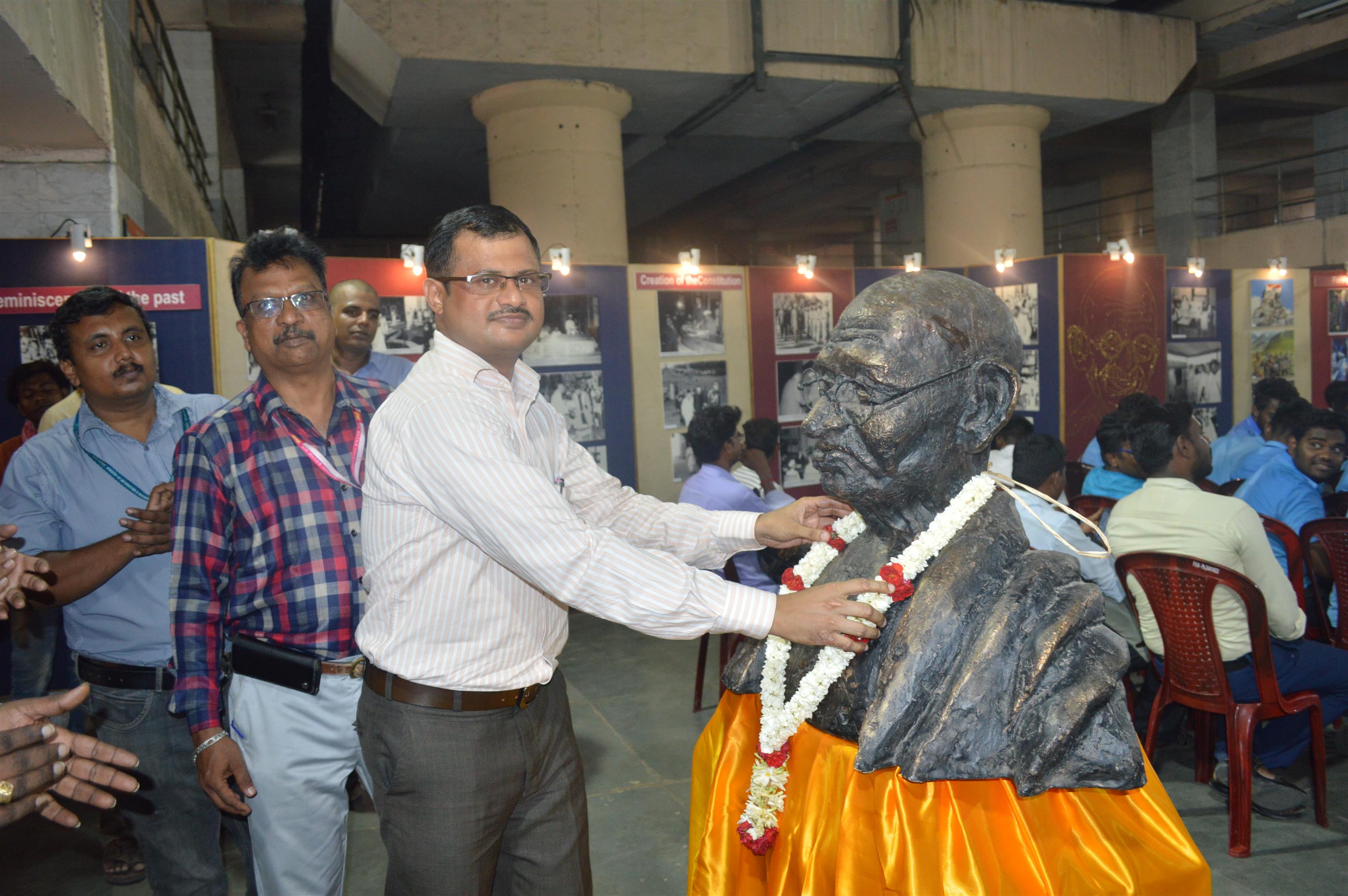 Shri. P.K. Ashok Babu, IFS, Regional Passport Officer paying tributes to Mahatma Gandhi during the Special awareness camp on 150th Birth Anniversary of Mahatma Gandhi, 73rd Independence Day and Quit India Movement organized by the Regional Outreach Bureau, Ministry of Information & Broadcasting in Chennai today (13.08.2019).