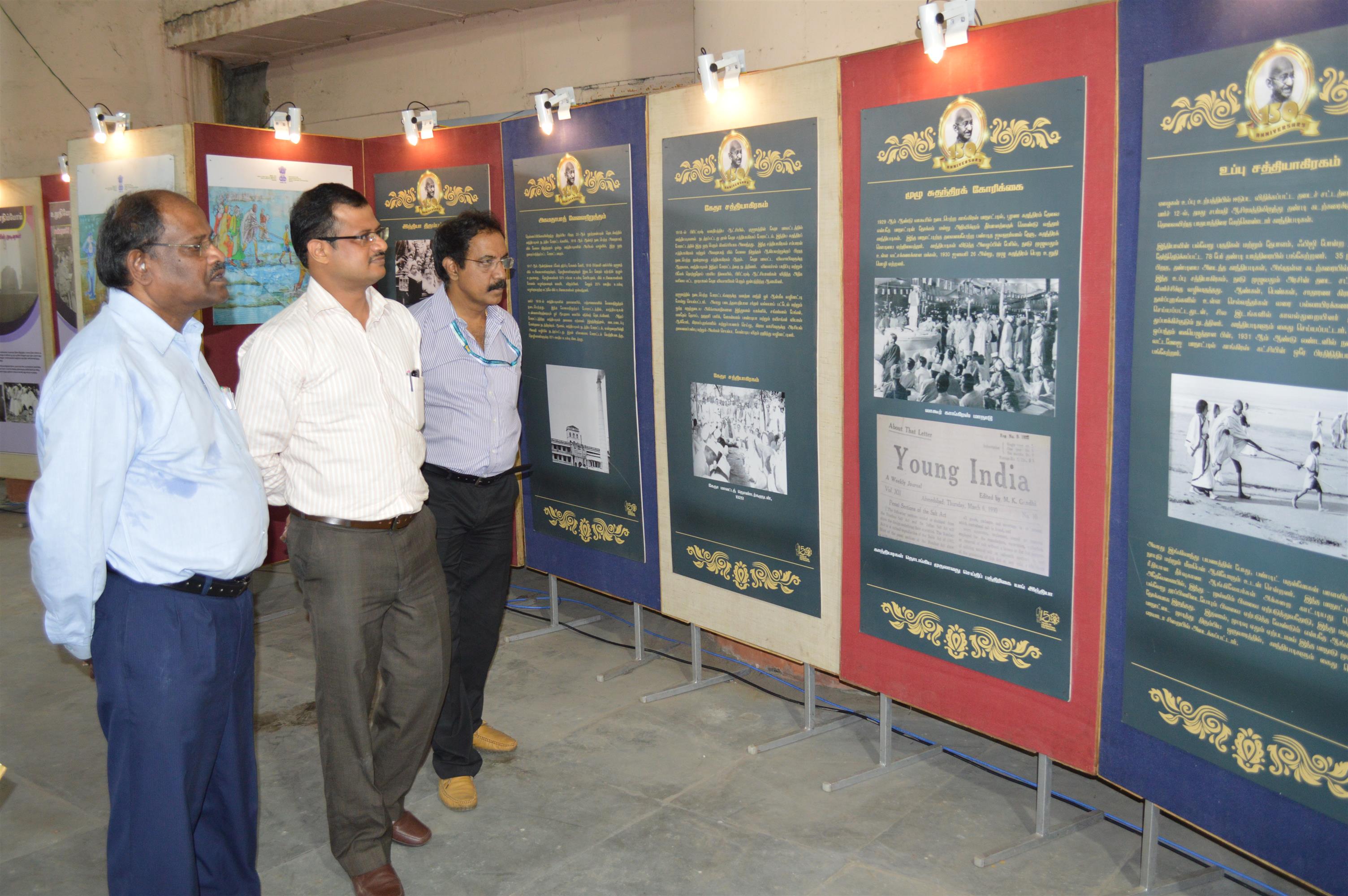 Shri. P.K. Ashok Babu, IFS, Regional Passport Officer visiting the exhibition organized during the Special awareness camp on 150th Birth Anniversary of Mahatma Gandhi, 73rd Independence Day and Quit India Movement organized by the Regional Outreach Bureau, Ministry of Information & Broadcasting in Thiruvanmiyur Railway Station, Chennai today (13.08.2019). Shri. E. Mariappan, IIS, Additional Director General, Press Information Bureau & Regional Outreach Bureau, Chennai is also seen. 