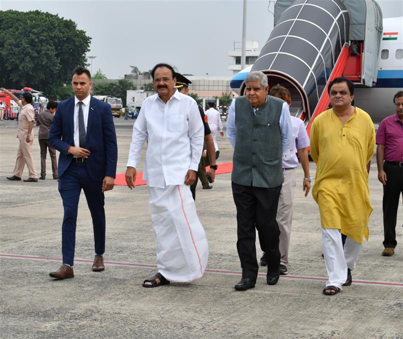 The Vice President, Shri M. Venkaiah Naidu being received by the Governor of West Bengal, Shri Jagdeep Dhankar, the Minister for Science & Technology, Bio-Technology & Forest Department, West Bengal, Shri Bratya Basu and others, on his arrival, in Kolkata on August 16, 2019.