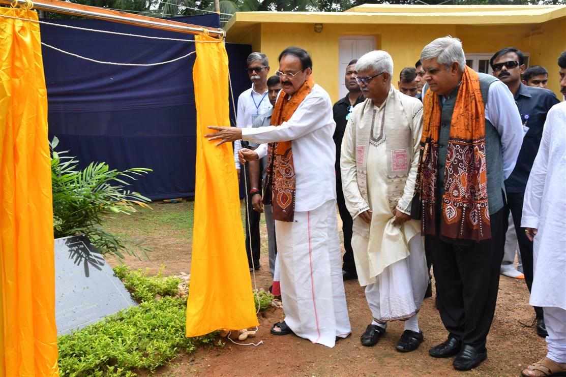 The Vice President of India, Shri M. Venkaiah Naidu unveiling the plaque to dedicate ‘Shyamoli’, the ancestral house of Gurudeb Rabindranath Tagore renovated by the Archaeological Survey of India, to the Nation, in Kolkata on August 16, 2019. The Governor of West Bengal, Shri Jagdeep Dhankar and others are also seen.