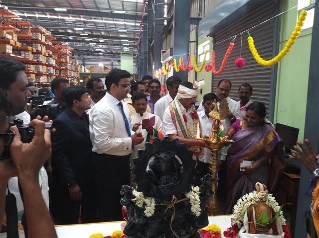 Shri. D. V. Sadananda Gowda, Union Minister for Chemicals & Fertilizers lighting the traditional lamp to mark the inauguration of the Regional Warehouse of Pradhan Mantri Bhartiya Janaushadhi Pariyojana near Gummidipundi, Tamil Nadu today (August 29, 2019).