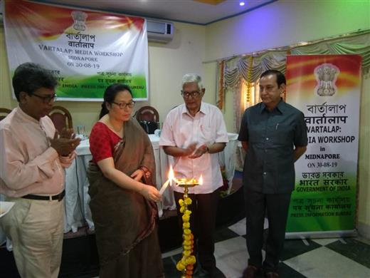 Ms. Jane Namchu, ADG(M&C), PIB, Kolkata and other dignitaries formally inaugurating ‘Vartalap’ organized at Paschim Medinipur district including Jhargram district too.