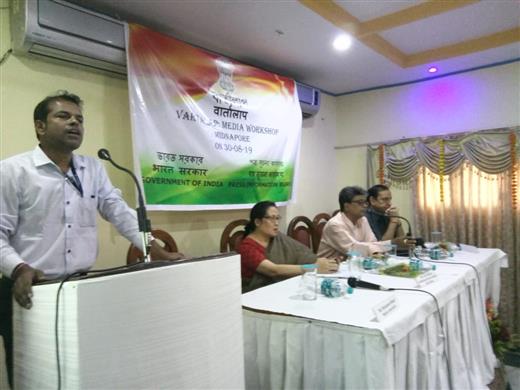 Shri Niranjan Bhuyan, AGM (District Development), NABARD, addressing at Media Workshop, Vartalap in Paschim Medinipur on August 30, 2019.