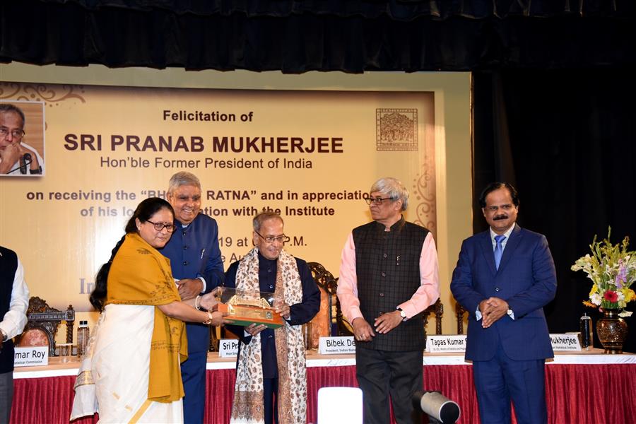 Prof. Sanghamitra Bandyopadhyay, Director, ISI presented Shri Pranab Mukherjee a memento on behalf of the Institute