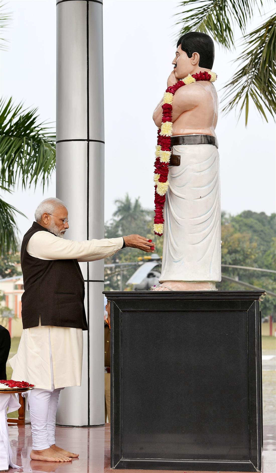 The Prime Minister, Shri Narendra Modi paying floral tributes to the freedom fighter Chandra Shekhar Azad, in Kanpur on December 14, 2019.