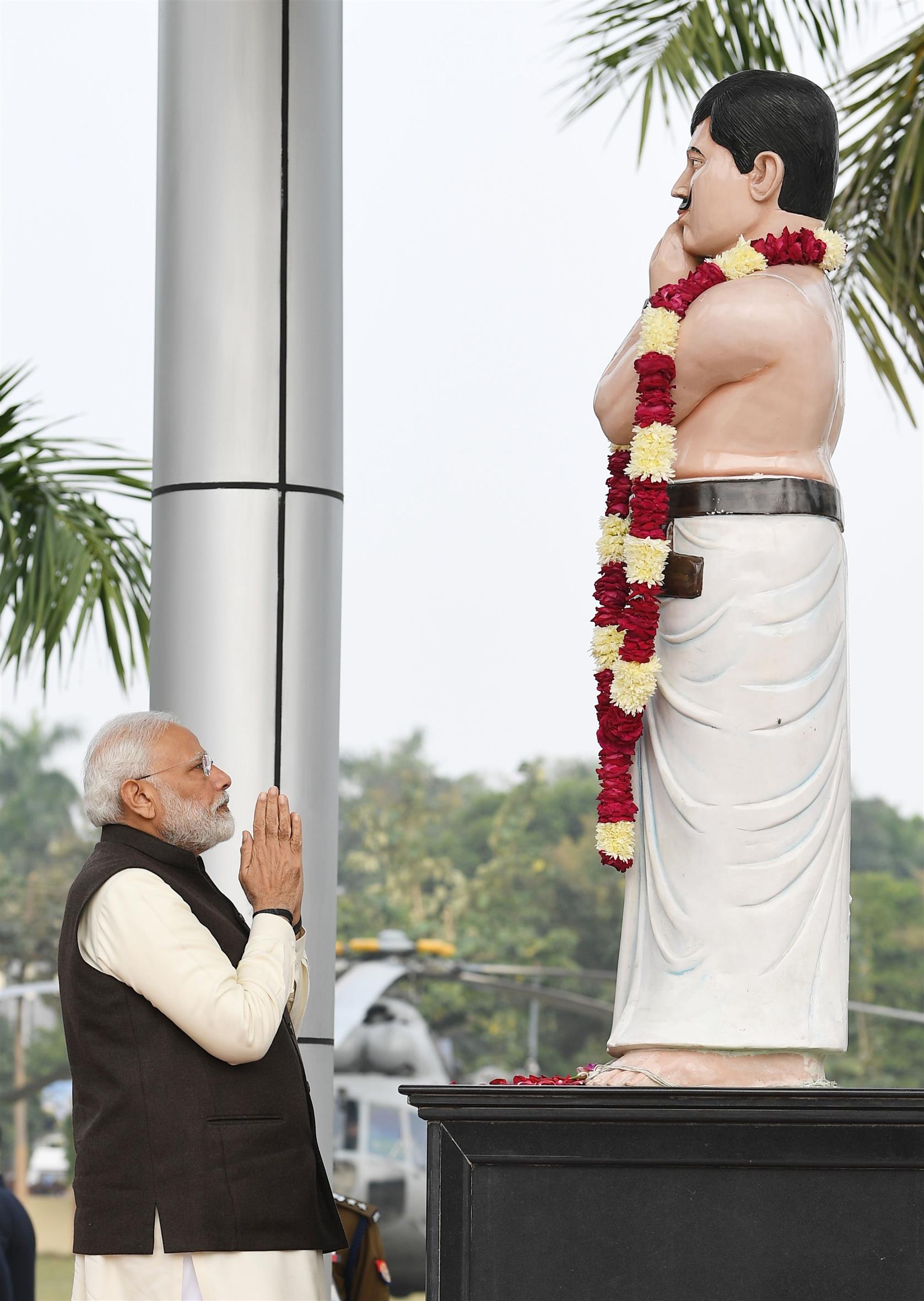 The Prime Minister, Shri Narendra Modi paying homage to the freedom fighter Chandra Shekhar Azad, in Kanpur on December 14, 2019.