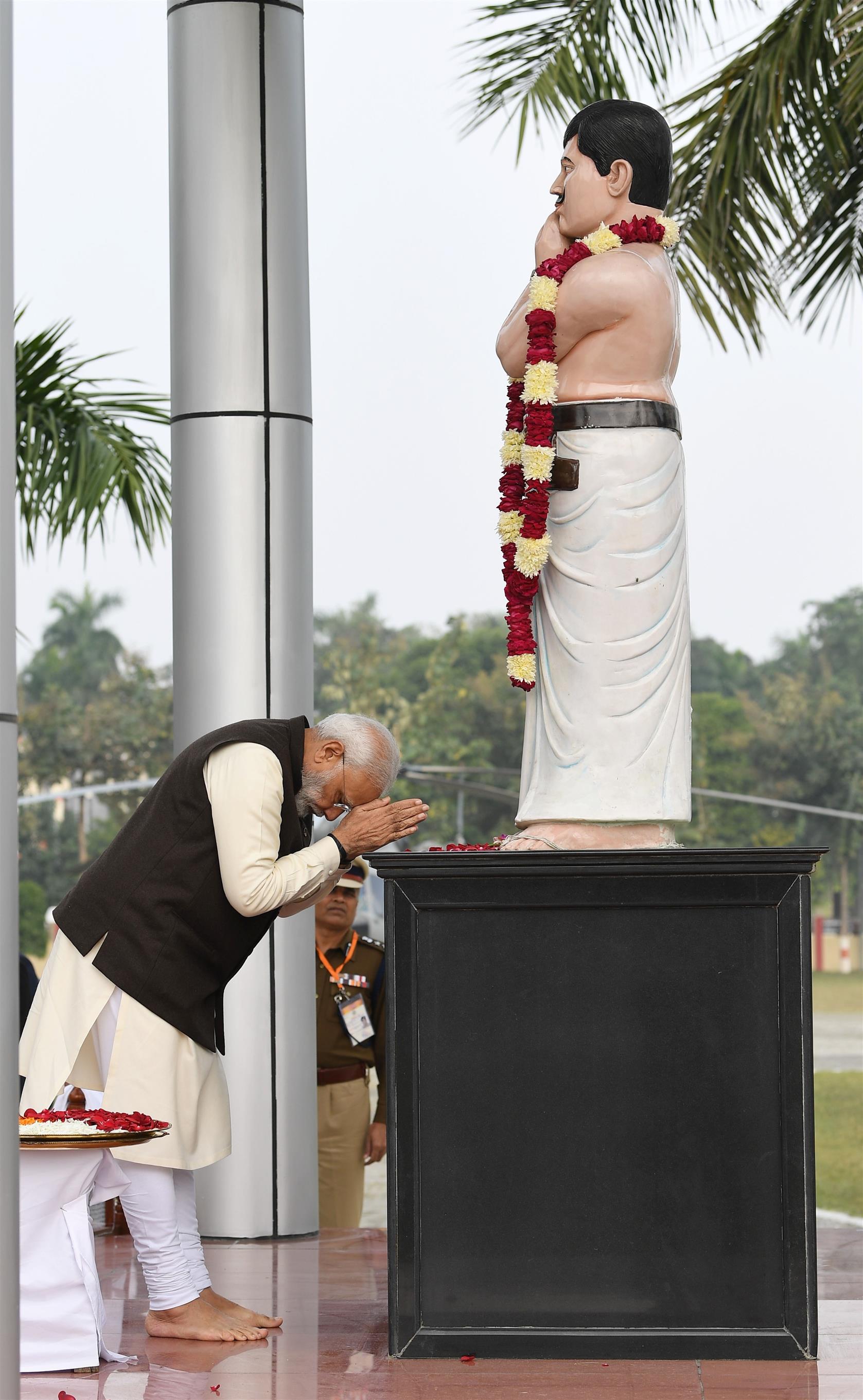 The Prime Minister, Shri Narendra Modi paying homage to the freedom fighter Chandra Shekhar Azad, in Kanpur on December 14, 2019.
