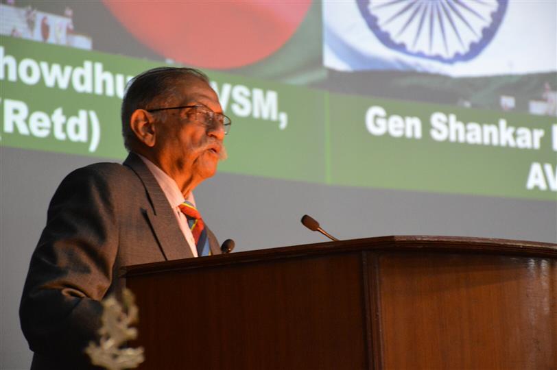 Gen Shankar Roy choudhary PVSM,AVSM(retd)speaking on the dias  in" interactive session of Mukti joddhas "program  at Fort William.