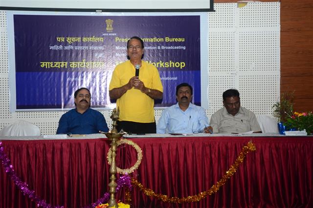 A senior journalist of Raigad district speaking in Vartalap - Media Workshop organised by PIB Mumbai at Pen, Raigad district on 26.12.19