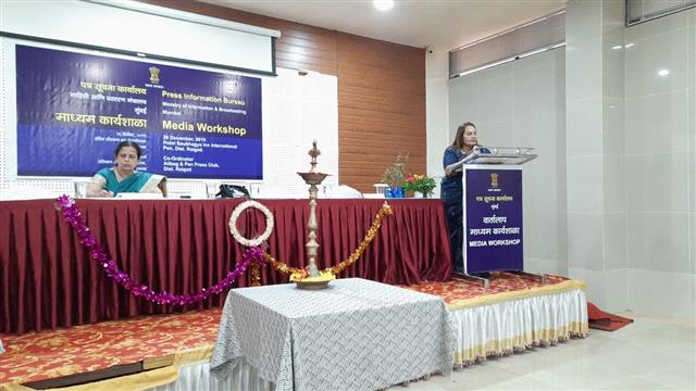 Veteran Journalist Smt Rahi Bhide speaking on "Women's issues: Beti Bachao, Beti Padhao and welfare schemes for women" at Vartalap Media Workshop in Pen, Raigad District on 26.12.19
