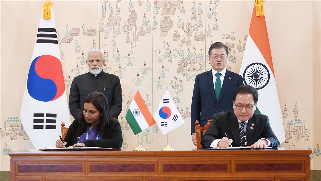 प्रधानमंत्री श्री नरेन्द्र मोदी और दक्षिण कोरिया गणराज्य के राष्ट्रपति श्री मून जे-इन 22 फरवरी 2019 को दक्षिण कोरिया के सियोल में भारत और दक्षिण कोरिया के बीच समझौता ज्ञापन पर हस्ताक्षर को देखते हुए।:Prime Minister