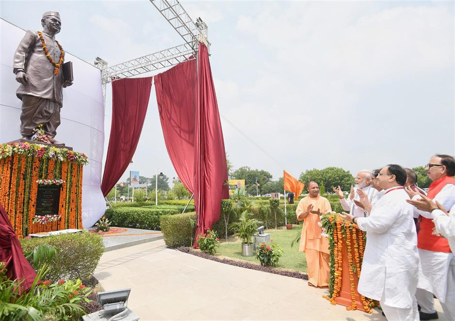 The Prime Minister, Shri Narendra Modi unveiling the statue of Lal Bahadur Shastri, at Varanasi, in Uttar Pradesh on July 06, 2019. The Chief Minister of Uttar Pradesh, Yogi Adityanath, the Union Minister for Skill Development and Entrepreneurship, Dr. Mahendra Nath Pandey and other dignitaries are also seen.