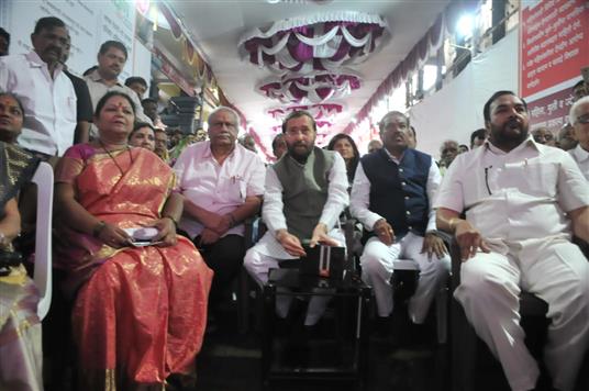 Union Minister for Environment, Forest & Climate Change and Information & Broadcasting Shri Prakash Javedekar listened today Maan Ki Baat in Pune alongwith citizens