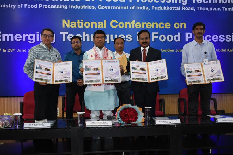 Shri Rameswar Teli, Union Minister of State for Food Processing Industries is releasing the proceeding of the National Conference on Emerging Techniques in Food Processing organized by the Indian Institute of Food Processing Technology (IIFPT) in Thanjavur today (28.06.2019).