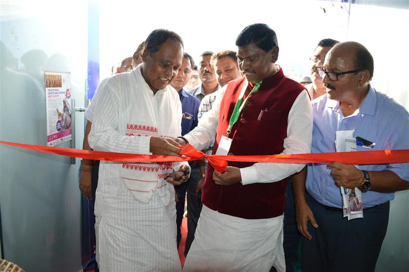 Shri Arjun Munda, Union Minister of Tribal Affairs inaugurated Traditional Crafts and Artisan Meet & Expo in IISF 2019 at Science City, Kolkata on 05.11.2019.