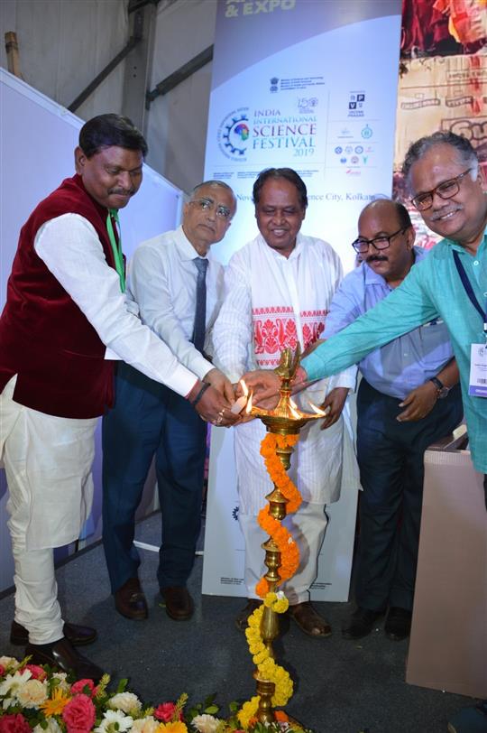 Shri Arjun Munda, Union Minister of Tribal Affairs lighting the lamp at the programme of Traditional Crafts and Artisan Meet & Expo in IISF 2019 at Science City, Kolkata on 05.11.2019.