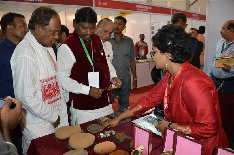 Shri Arjun Munda, Union Minister of Tribal Affairs moving around the Traditional Crafts and Artisan Meet & Expo in IISF 2019 at Science City, Kolkata on 05.11.2019.