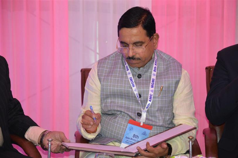 Shri Prahlad Joshi, Minister of Coal and Mines signing the visitors’ book in 8th International Mining and Metals Exhibition at Eco Park, Rajarhat, Kolkata on 06.11.2019.