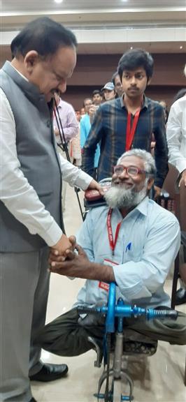 Union Minister of Science & Technology, Dr. Harsh Vardhan meeting a Divyangjan at Assistive Technologies Conclave and Expo for Divyangjan at Science City, Kolkata on November 7, 2019.