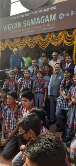 Union Minister of Science & Technology, Dr. Harsh Vardhan with school children at Guiness World Record Venue at Science City, Kolkata on November 7, 2019.