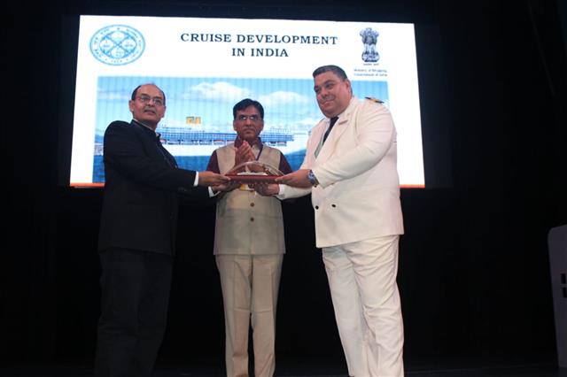 Shri Mansukh L. Mandaviya , Minister of State (Independent Charge), Shipping witnessing the presentation of plaque to Shri Sanjay Bhatia, Chairman, Mumbai Port Trust by Captain of cruise ship Costa Victoria at Mumbai Port on 08.11.19