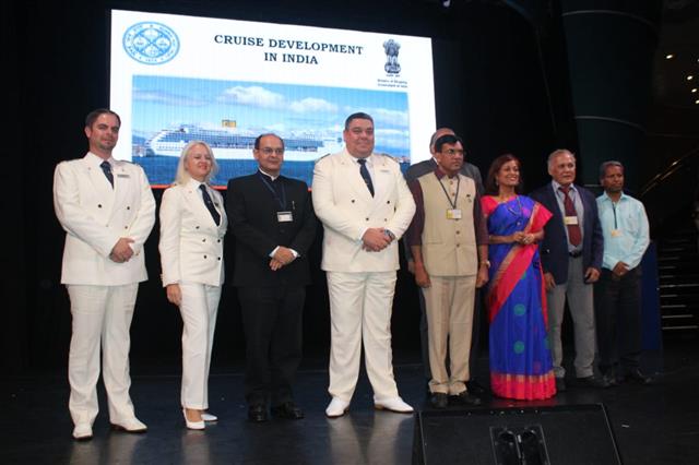 Shri Mansukh L. Mandaviya , Minister of State (Independent Charge), Shipping  and  Shri Sanjay Bhatia, Chairman, Mumbai Port Trust  along with the Captain and staff members of cruise ship Costa Victoria at Mumbai Port on 08.11.19 