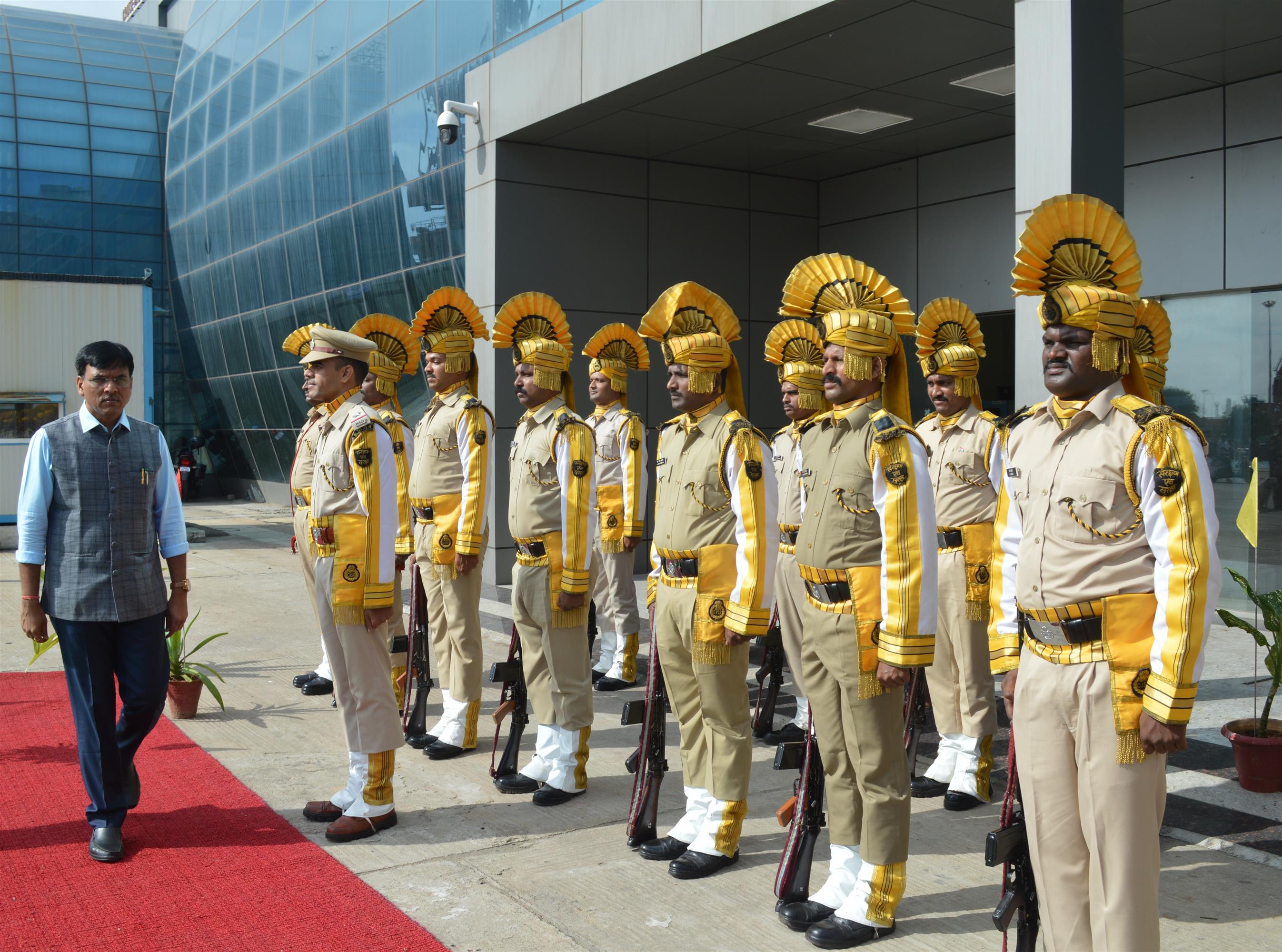 Union Minister of State for Shipping (Independent Charge) and Chemicals & Fertilizers Shri Mansukh Mandaviya is inspecting the Guard of Honour at the Chennai Port Trust today (14.11.19)