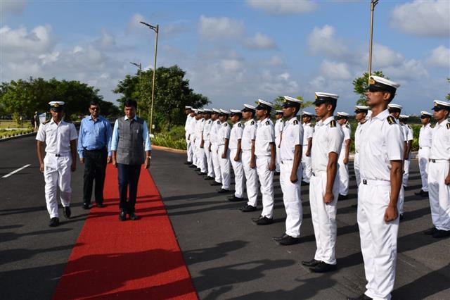 Union Minister of State for Shipping (Independent Charge) and Chemicals & Fertilizers, Shri. MansukhMandaviya inspecting the Guard of Honour at Indian Maritime University, Chennai, today  (14.11.2019)