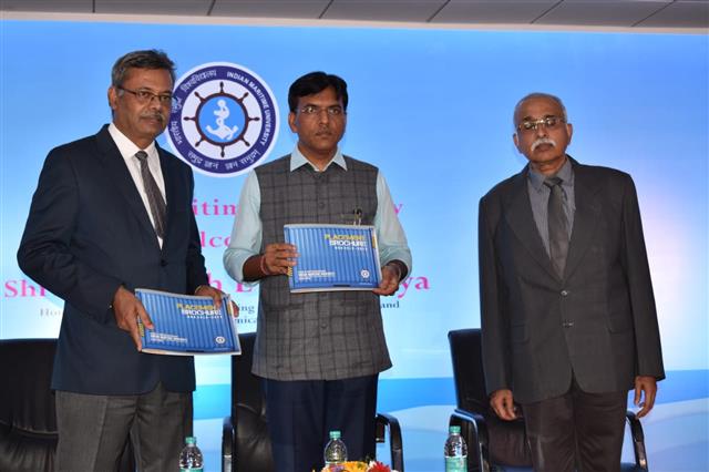 Union Minister of State for Shipping (Independent Charge) and Chemicals & Fertilizers, Shri. MansukhMandaviya releasing the placement brochure of the School of Management at Indian Maritime University, Chennai , today  (14.11.2019)