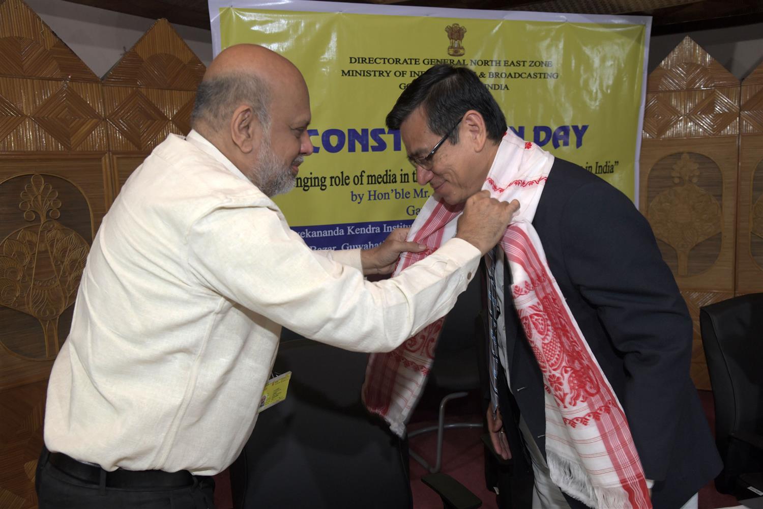 JUSTICE GUWAHATI HIGH COURT SHRI KOTISWAR SINGH IS BEING WELCOME BY SHRI L R VISHWANATH, DIRECTOR GENERAL, MINISTRY OF INFORMATION & BROADCASTING AT A FUNCTION OF THE 70TH CONSTITUTION DAY “CHALLENGING ROLE OF MEDIA IN THE DYNAMICS OF CONSTITUTIONAL CHANGES IN INDIA” BY REGIONAL OUTREACH BUREAU MINISTRY OF INFORMATION & BROADCASTING, GUWAHATI ON 26TH NOVEMBER 2019 AT GUWAHATI.