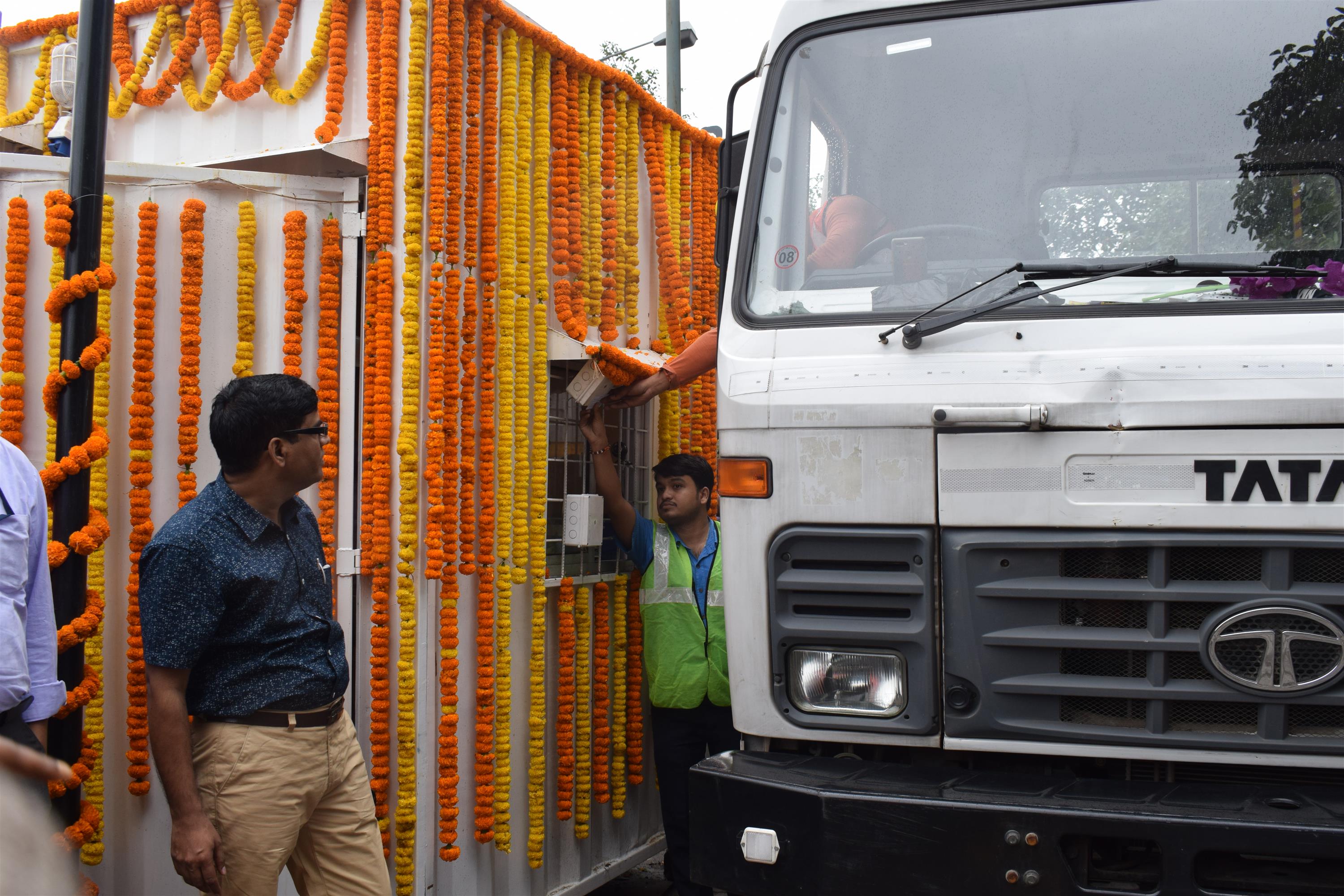 Shri Mansukh Mandaviya, Minister of State (Independent Charge) for Shipping and Chemicals and Fertilizers dedicating 3 Truck Parking Terminals at Khidderpore Dock System (KDS), Kolkata Port Trust (KoPT) in Kolkata on October, 25, 2019. 