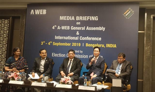 Mr.Yong-Hi Kim, The Secretary General of A-WEB addressing the media on the ‘4th A-WEB General Assembly & International Conference’ hosted by Election Commission of India at Bengaluru today. Shri. Umesh Sinha, Senior Deputy Election Commissioner, Election Commission of India, Shri.Sanjiv Kumar, Chief Electoral Officer, Karnataka, Shri.Dhirendra Ojha, DG, ECI and Ms.Sheyphali Sharan, ADG, PIB, New Delhi are also seen.