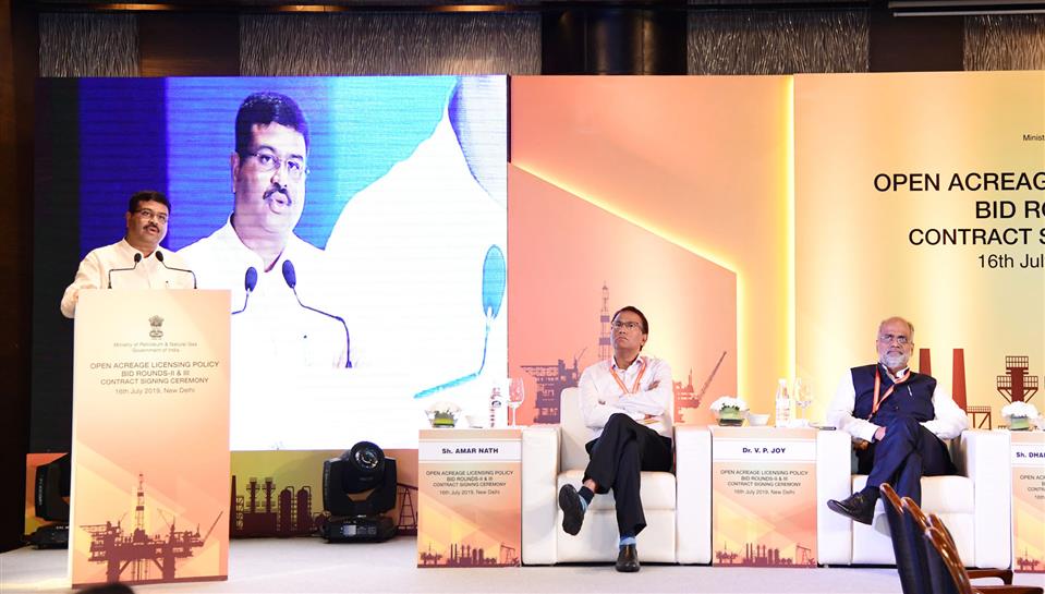 The Union Minister for Petroleum & Natural Gas and Steel, Shri Dharmendra Pradhan addressing at the signing ceremony of Contracts with Awardees of OALP Bid Round-II & III, in New Delhi on July 16, 2019.