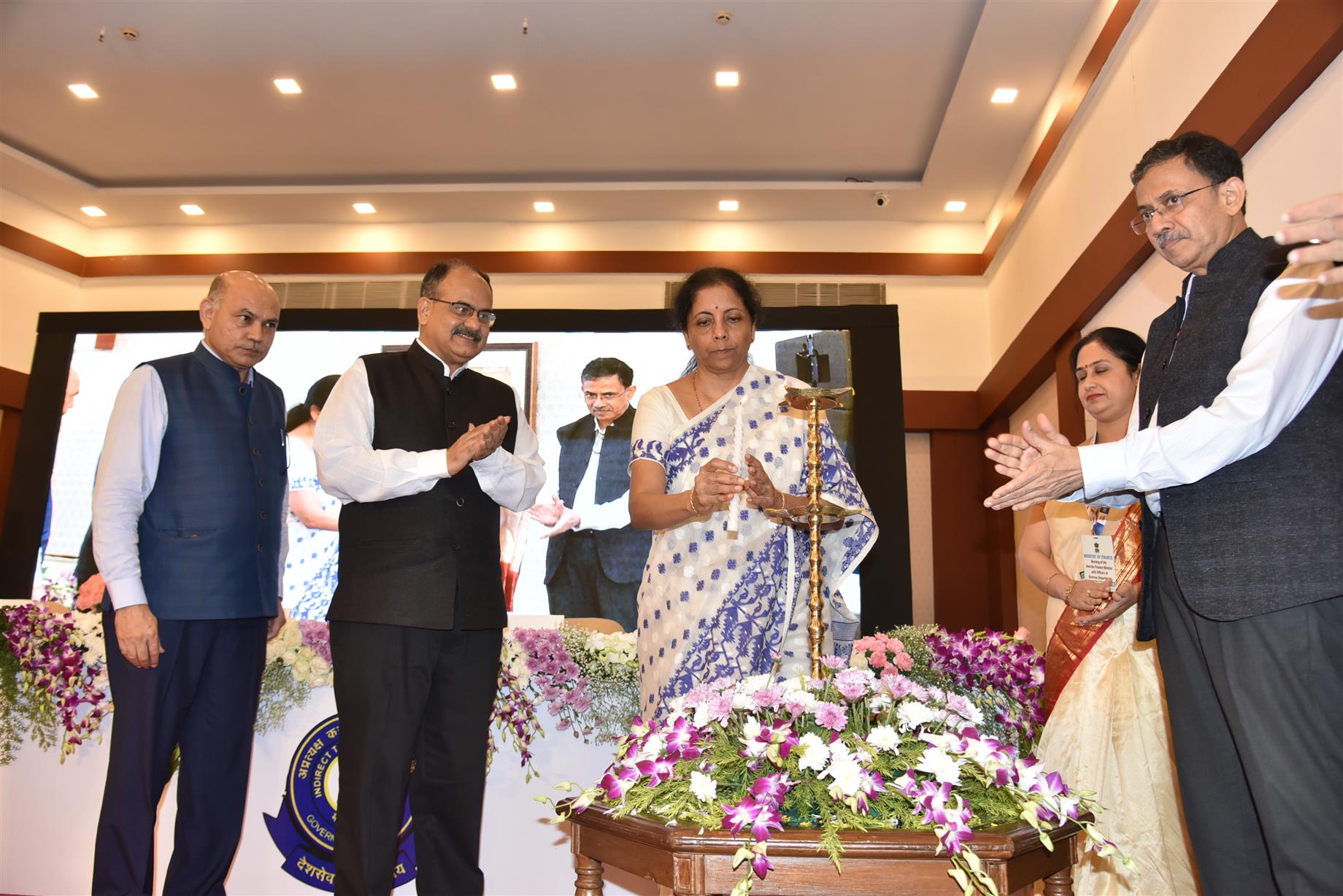 Union Finance Minister, Smt. Nirmala Sitharaman  lightning the lamp to inaugurate interractive session with officers of Department of Revenue in Kolkata on September 06, 2016.  The Revenue Secretary, Shri Ajay Bhushan Pandey, Chairman, CBITC, Shri Pranab Kumar Das and the Chairman CBDT, Shri Pramod Chandra Mody are also seen.