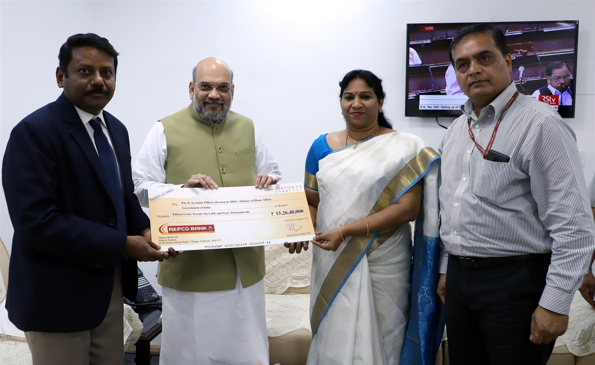 The Chairman, Repco Bank, Dr. P. Senthilkumar and the Managing Director, Repco Bank, Smt. R.S. Isabella presenting a dividend cheque for FY 2018-19 to the Union Home Minister, Shri Amit Shah, in New Delhi on July 25, 2019.