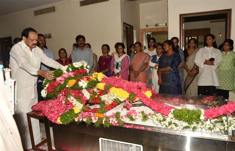 The Vice President, Shri M. Venkaiah Naidu paying his last respects to former Union Minister, Shri S. Jaipal Reddy, who passed away, in Hyderabad on July 28, 2019.
