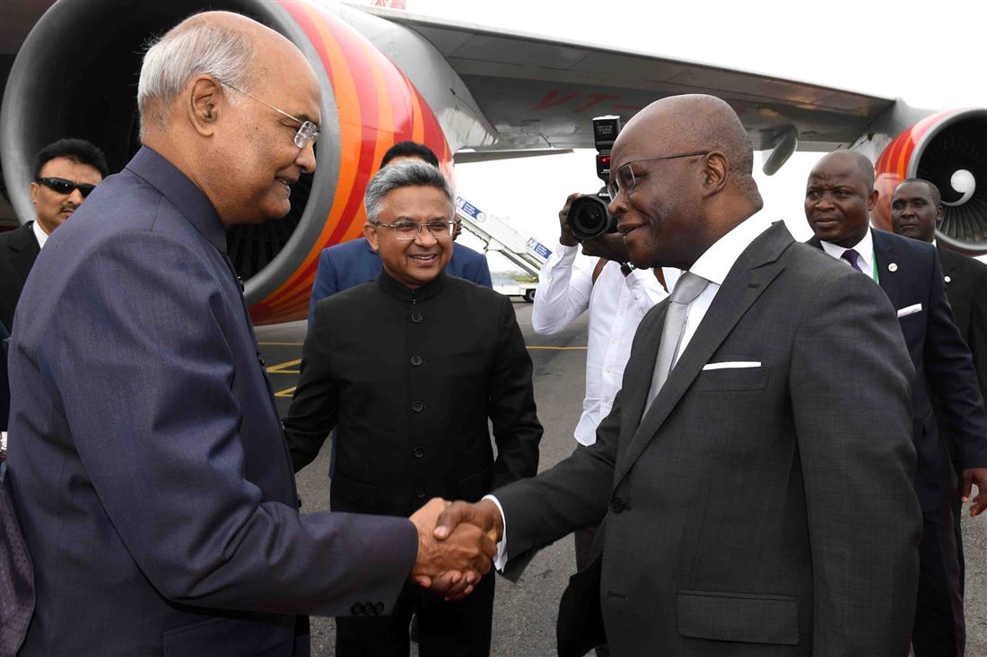 The President, Shri Ram Nath Kovind being received by the Foreign Minister of Republic of Benin, Mr. Aurelien Agbenonci, on his arrival, at Cardinal Bernadin Gantin de Cotonou International Airport, in Cotonou, Benin on July 28, 2019.