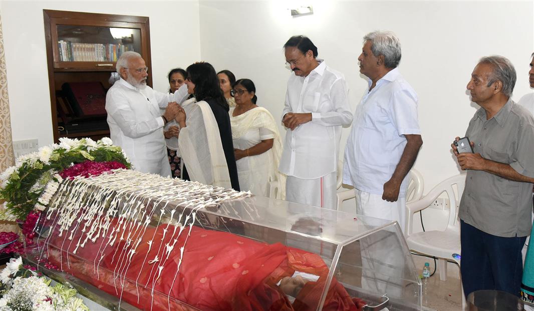 The Prime Minister, Shri Narendra Modi paying his last respects to the former Union Minister, Smt. Sushma Swaraj, in New Delhi on August 07, 2019.