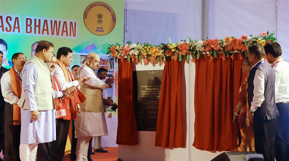 The Union Home Minister, Shri Amit Shah unveiling the plaque to lay the foundation stone of Karbi Bhawan and Dimasa Bhawan, in Dwarka, New Delhi on August 19, 2019. The Minister of State for Development of North Eastern Region (I/C), Prime Minister’s Office, Personnel, Public Grievances & Pensions, Atomic Energy and Space, Dr. Jitendra Singh, the Chief Minister of Assam, Shri Sarbananda Sonowal and other dignitaries are also seen. 