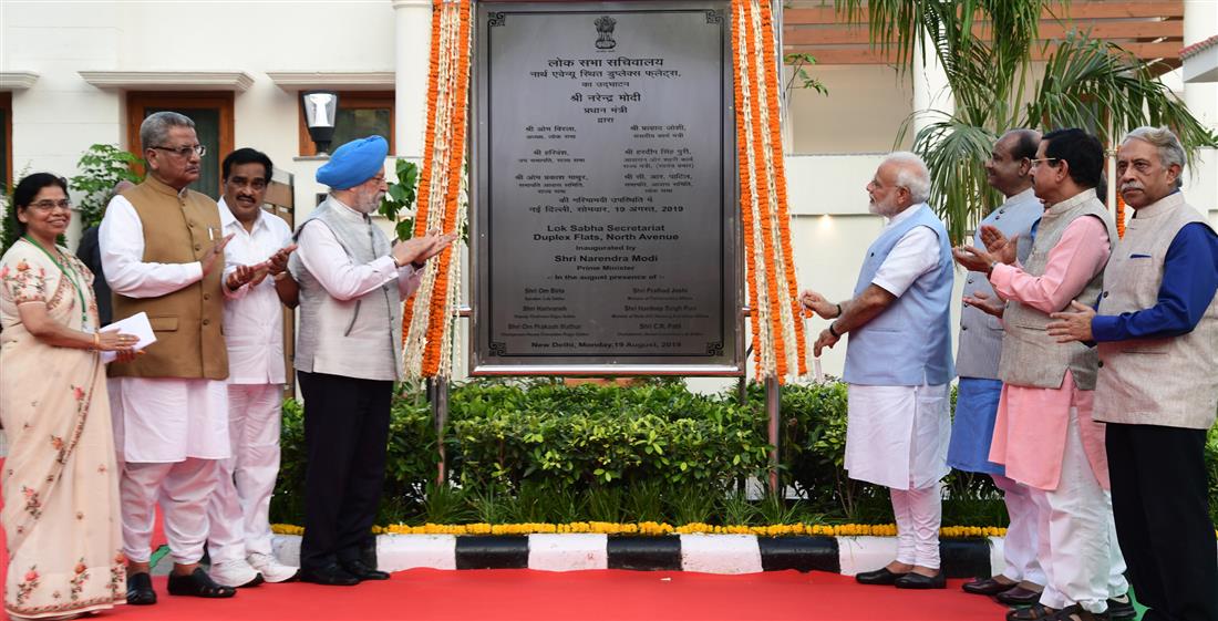 The Prime Minister, Shri Narendra Modi unveiling the plaque to inaugurate the North Avenue Duplex flats, in New Delhi on August 19, 2019. The Speaker, Lok Sabha, Shri Om Birla, the Union Minister for Parliamentary Affairs, Coal and Mines, Shri Pralhad Joshi, the Minister of State for Housing & Urban Affairs, Civil Aviation (Independent Charge) and Commerce & Industry, Shri Hardeep Singh Puri and other dignitaries are also seen.