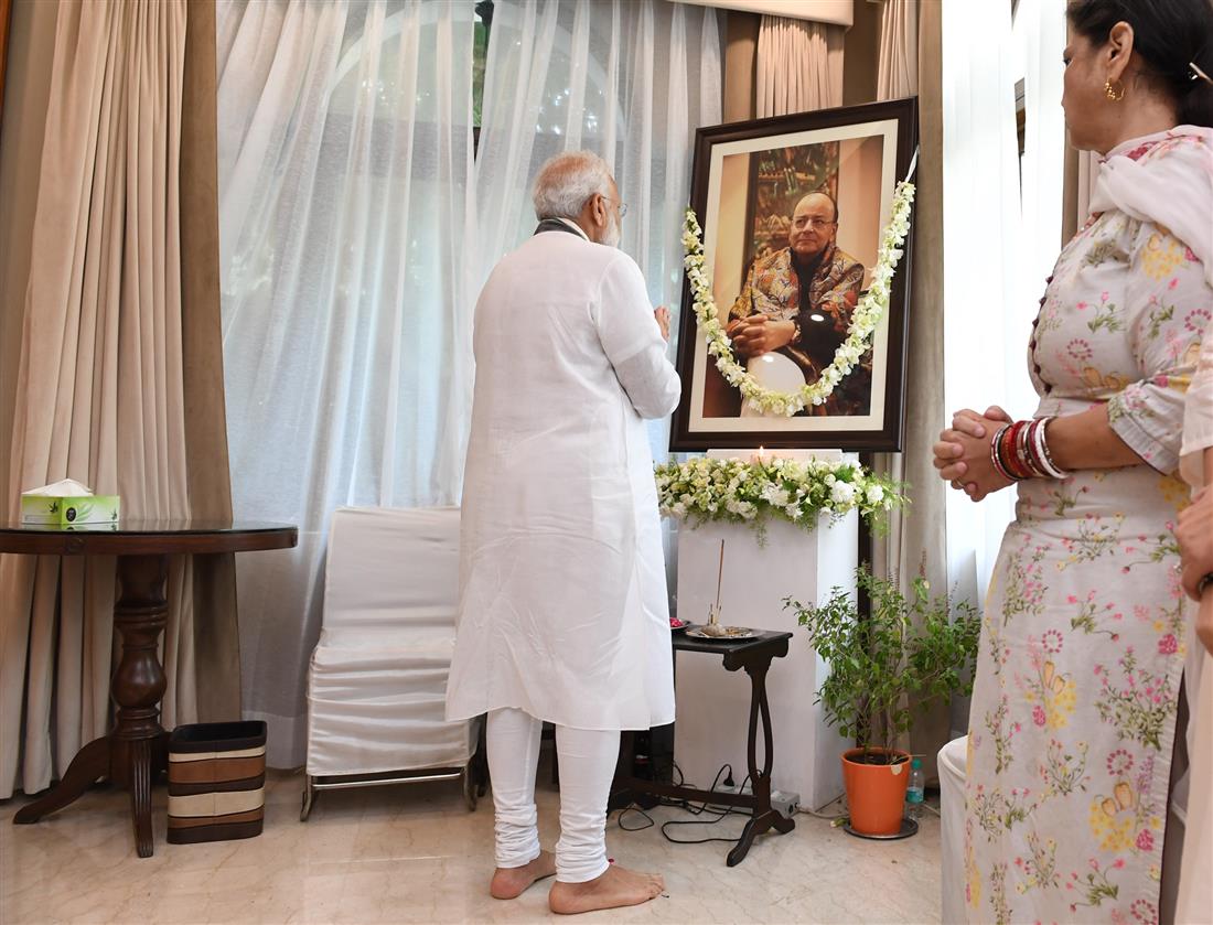 The Prime Minister, Shri Narendra Modi paying tributes to the former Union Minister, Shri Arun Jaitley, at his residence, in New Delhi on August 27, 2019.
