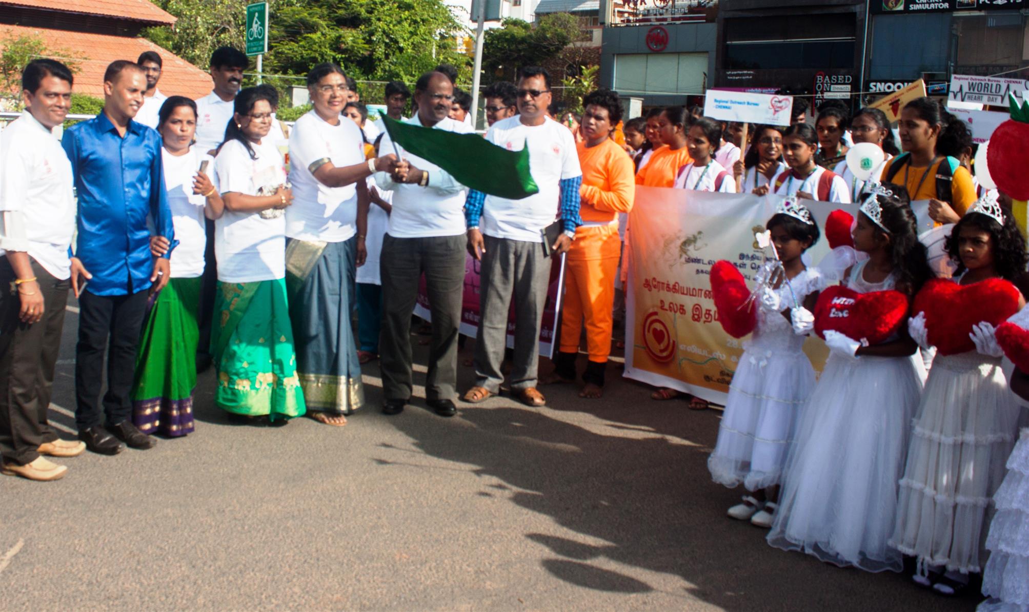 Shri. E. Mariappan, Additional Director General, Press Information Bureau, and Regional Outreach Bureau, and Dr. A. Roshini Arthur, Senior Regional Director, Health and Family Welfare, Government of India flagging off the rally to mark the celebration of the World Heart Day, 2019 and FIT India mission organized jointly by Regional Outreach Bureau, Ministry of Information & Broadcasting, Chennai and Good will Trust, Chennai