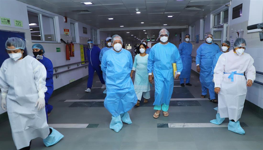 The Union Minister for Health & Family Welfare, Science & Technology and Earth Sciences, Dr. Harsh Vardhan visiting the Rajiv Gandhi Super Specialty Hospital to review status of COVID-19 management, in New Delhi on April 19, 2020.  