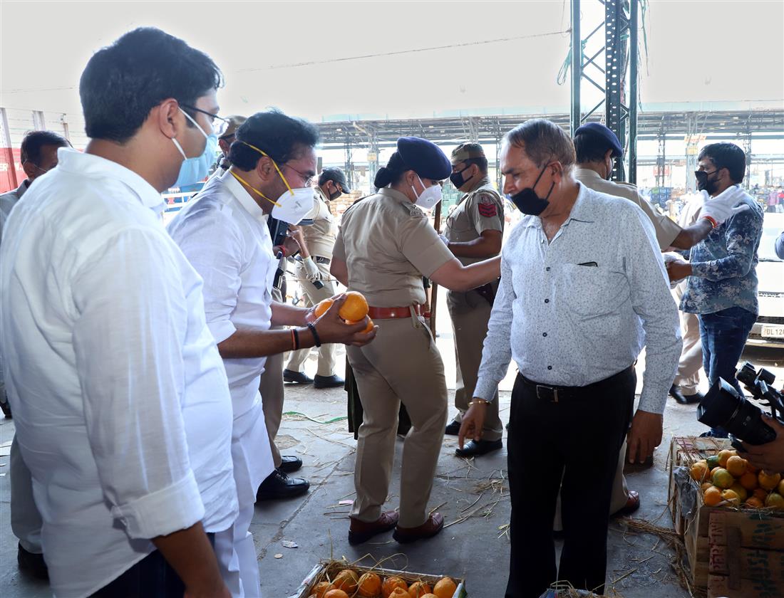 The Minister of State for Home Affairs, Shri G. Kishan Reddy visiting the Azadpur Mandi to assess the supply  and safety measures being observed to check the spread of COVID-19,  in New Delhi on April 21, 2020. 